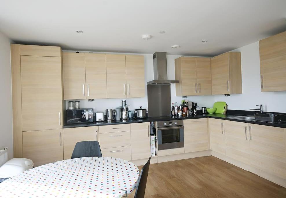Апартаменты 2 Bed 2 Baths Apt In Stratford Лондон Экстерьер фото